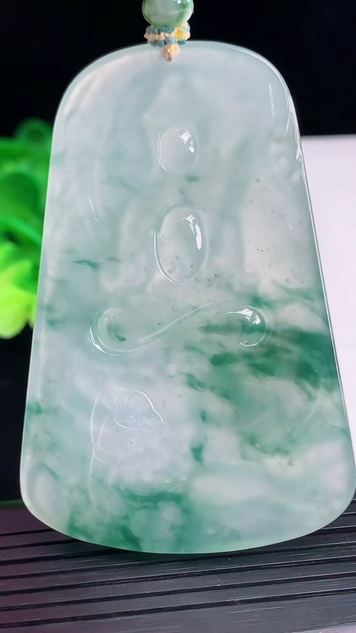 天然A货翡翠种飘花文殊菩萨吊坠尺寸68.7-44.2-6重量:45.99g
4月7日