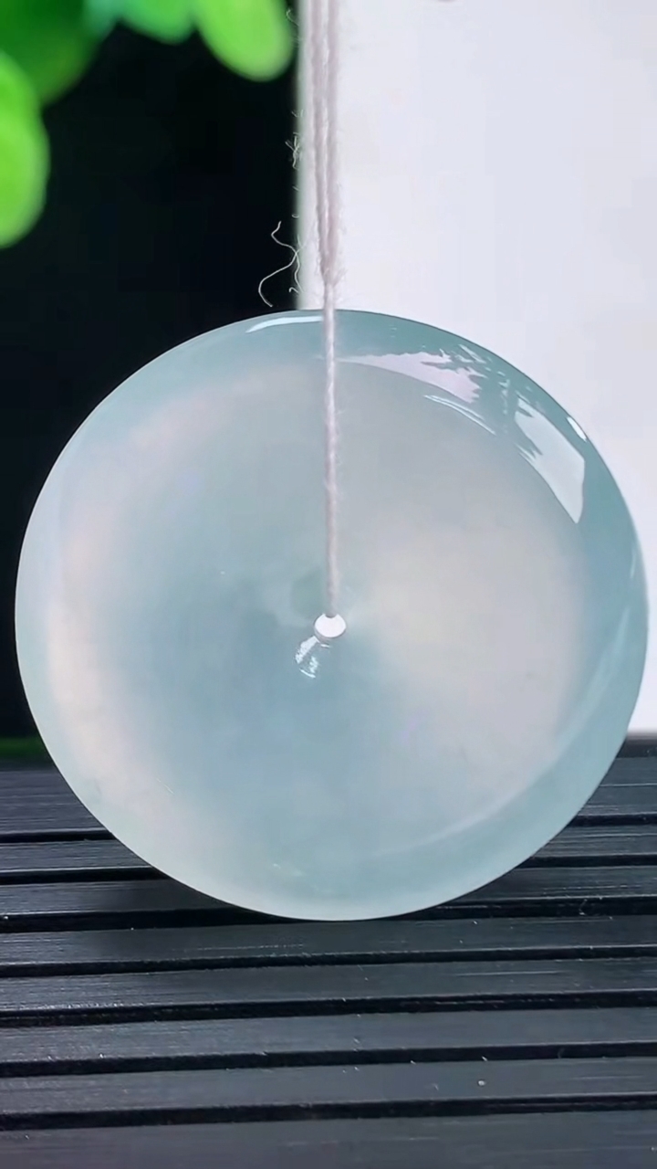 天然A货翡翠平安扣吊坠尺寸27.8-5.7重量:9.38g
4月7日