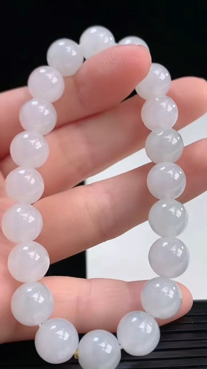 天然A货翡翠圆珠手串尺寸9.3-20颗重量:28.62g4月7日
工厂直销收藏佳品,种好水足，色泽均匀，有种有色，上手高大气！