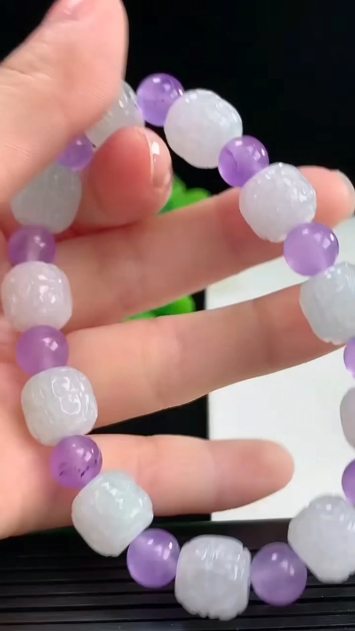 天然A货翡翠雕花路路通手串尺寸11-10.3重量:35.86g4月7日
工厂直销收藏佳品,种好水足，色泽均匀，有种有色，上手高大气！