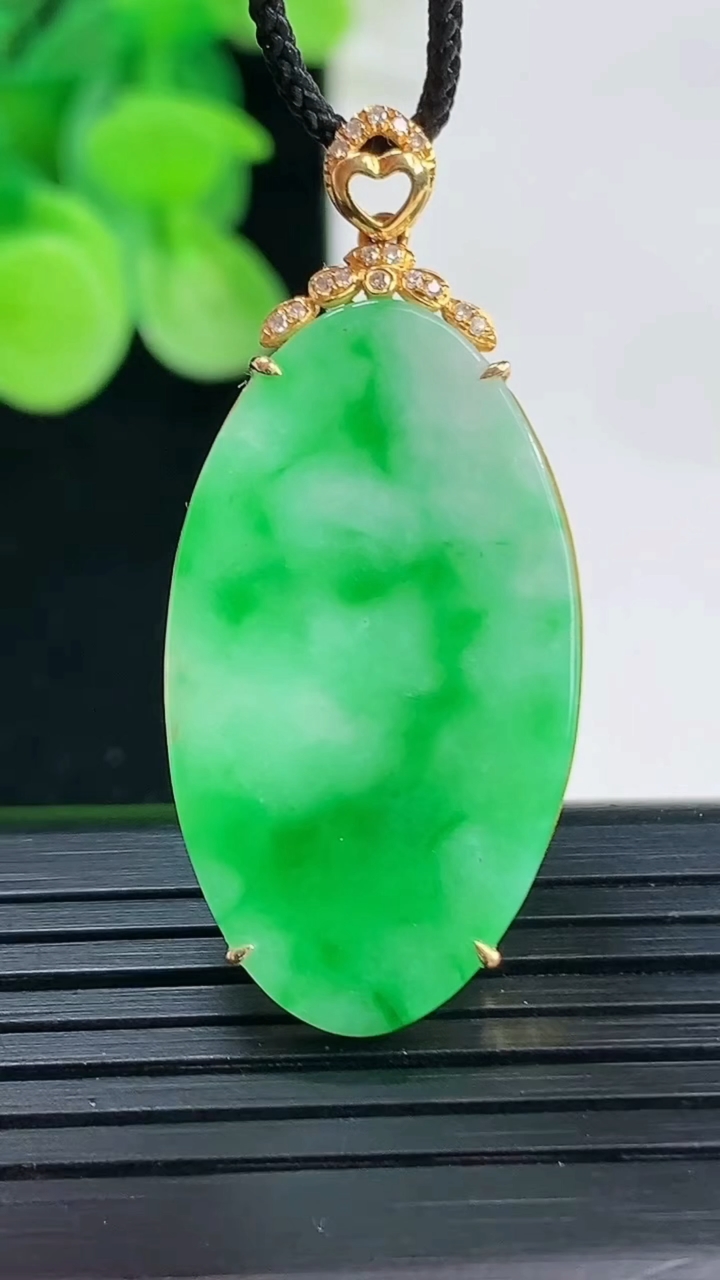 天然A货翡翠无事牌吊坠尺寸39.8-17.8-3.7重量:3.56g
4月7日