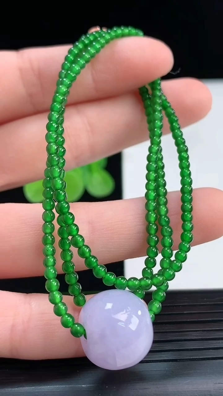 天然A货翡翠小米珠项链尺寸12.4-14.5-2.7重量:12.75g4月7日
工厂直销收藏佳品,种