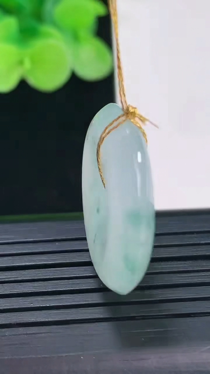 天然A货翡翠飘花平安扣吊坠尺寸25.5-5.5重量:7.84g
4月7日