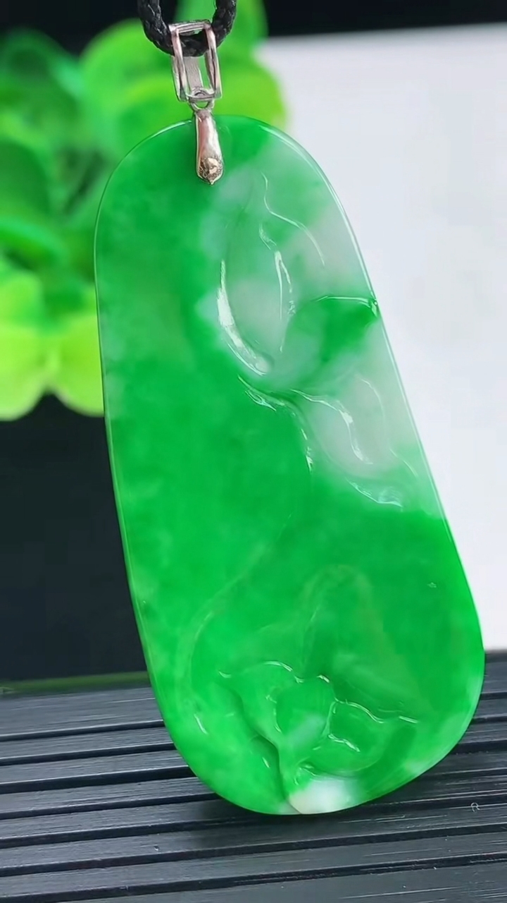 天然A货翡翠和和美美 荷花吊坠尺寸50-23.2-5重量:15.93g
4月7日