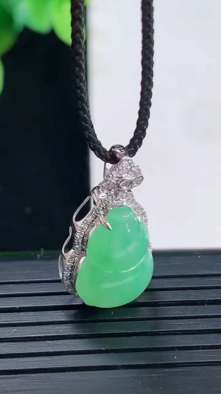 天然A货翡翠葫芦吊坠尺寸24.6-13.1-8.6裸石16-11.1重量:2.84g
4月7日