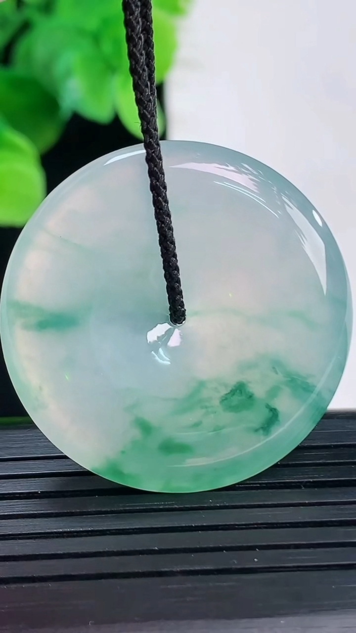 天然A货翡翠种飘花平安扣吊坠尺寸34.7-5.5重量:14.31g
4月7日