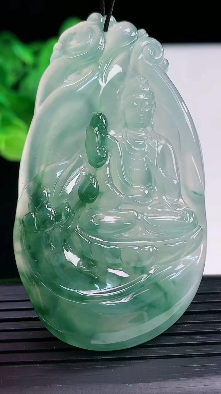 天然A货翡翠种飘花观音菩萨吊坠尺寸65.5-38.6-5重量:28.19g
4月7日