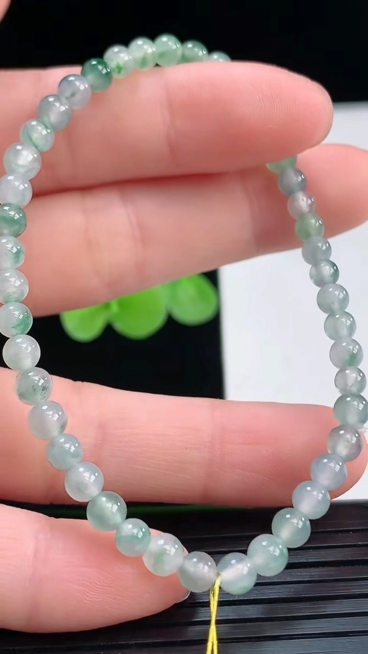 天然A货翡翠飘花小米珠手串尺寸4-44颗重量:5.46g4月7日
工厂直销收藏佳品,种好水足，色泽均匀，有种有色，上手高大气！