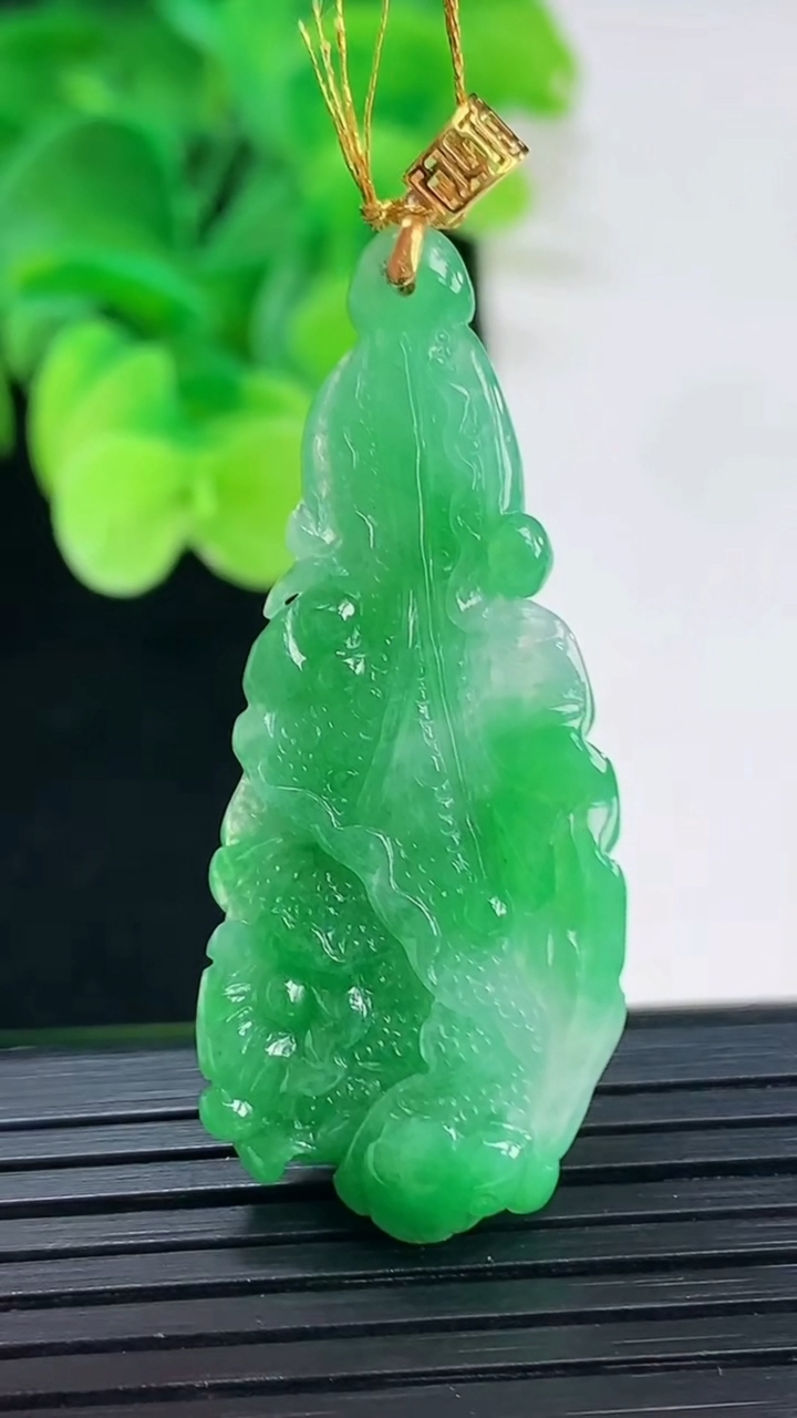 天然A货翡翠白菜吊坠尺寸43.6-18.2-7.1重量:6.32g
4月7日