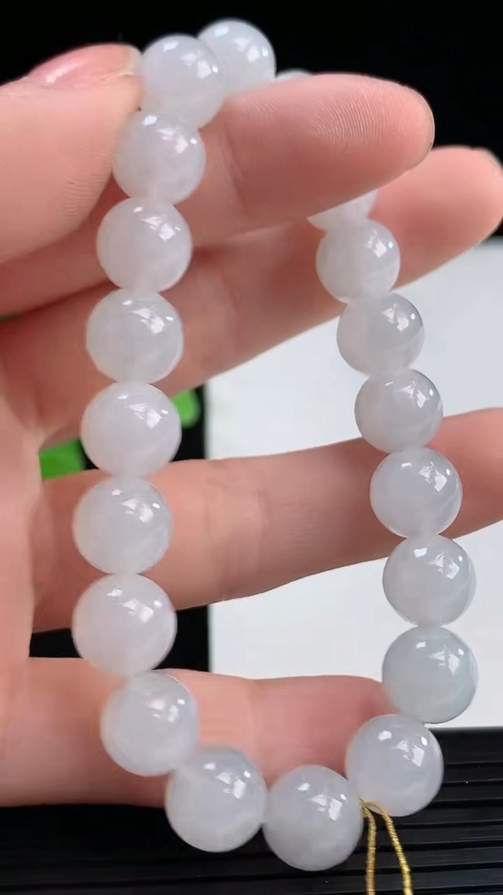 天然A货翡翠圆珠手串尺寸9.3-20颗重量:28.62g4月7日
工厂直销收藏佳品,种好水足，色泽均匀，有种有色，上手高大气！