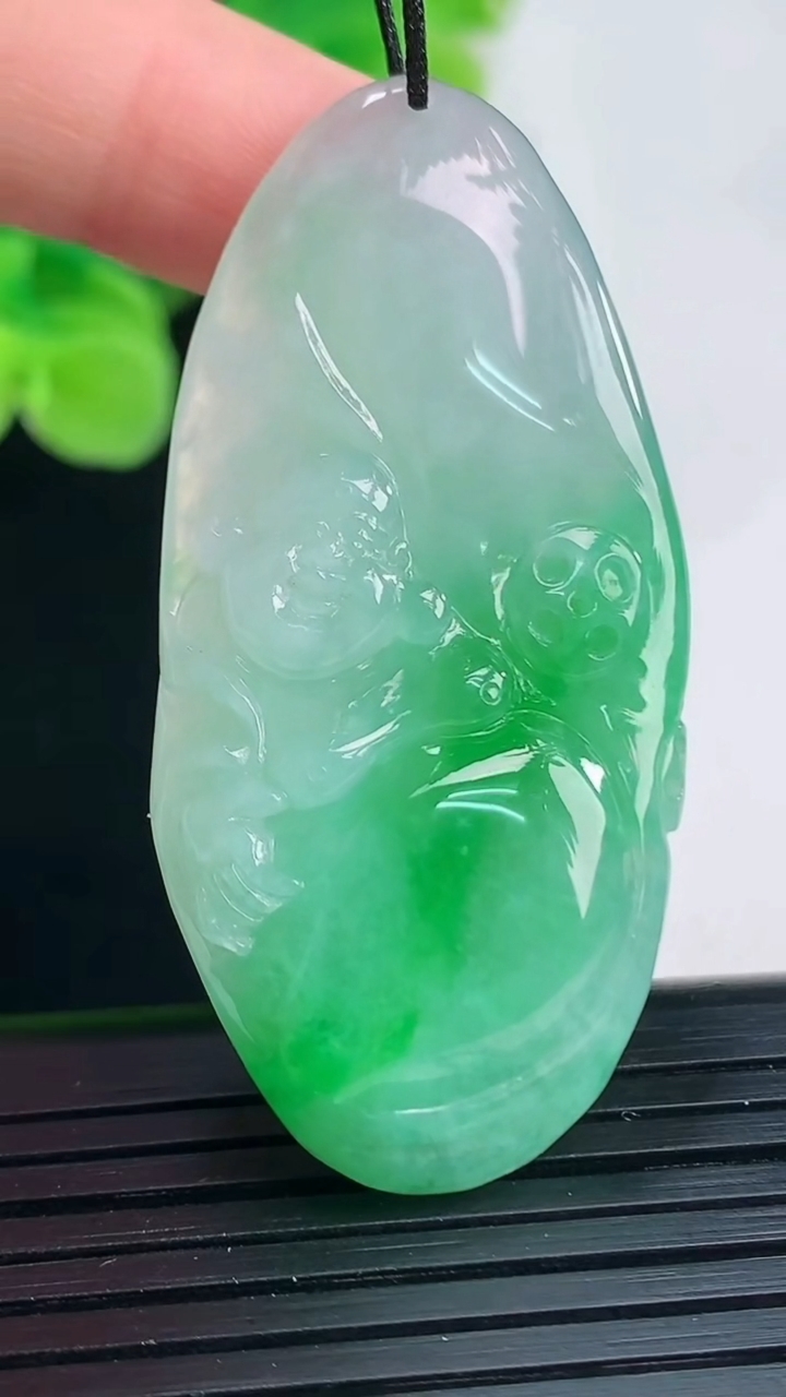 天然A货翡翠逍遥佛吊坠尺寸49.9-23.5-8.2重量:17.60g
4月7日