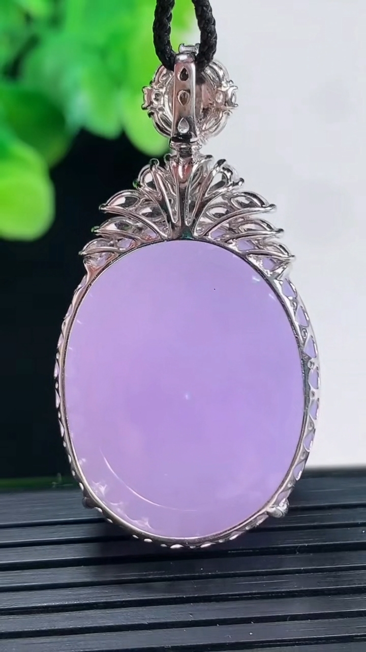 天然A货翡翠18K金紫罗兰蛋面吊坠尺寸46.4-29.9-24.9-15.7重量:23.60g
4月7日