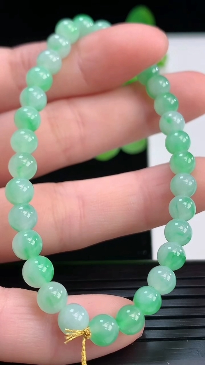 天然A货翡翠圆珠手串尺寸5.5-32颗重量:9.60g4月7日
工厂直销收藏佳品,种好水足，色泽均匀