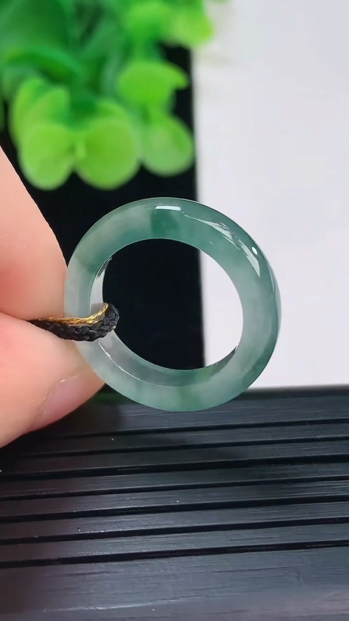 天然A货翡翠冰种飘花指环戒指尺寸15.9-4.7-3.2重量:2.94g2026年4月7日
工厂直销收藏佳品,种好水足，色泽均匀，有种有色，上手高大气！