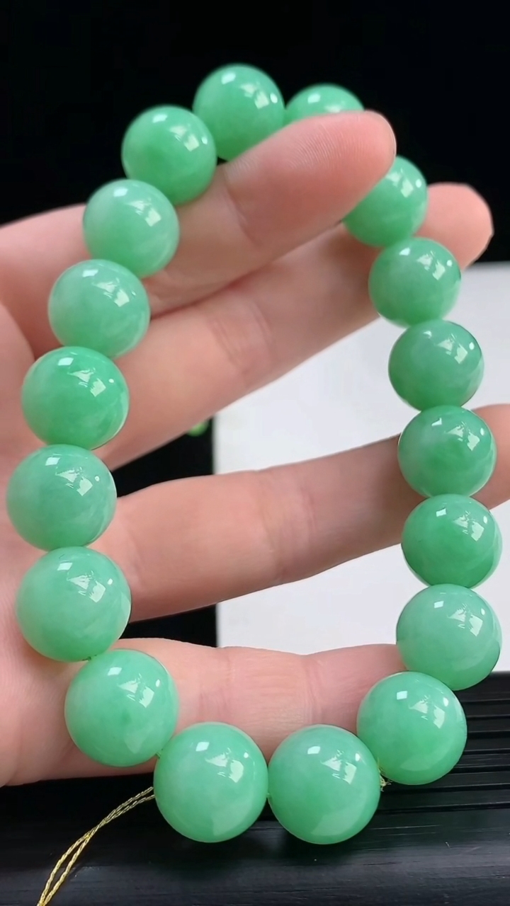 天然A货翡翠圆珠手串尺寸11.2-18颗重量:48.90g4月7日
工厂直销收藏佳品,种好水足，色泽均匀，有种有色，上手高大气！