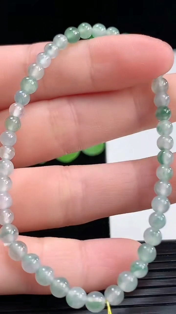天然A货翡翠飘花小米珠手串尺寸4-44颗重量:5.46g4月7日
工厂直销收藏佳品,种好水足，色泽均匀，有种有色，上手高大气！