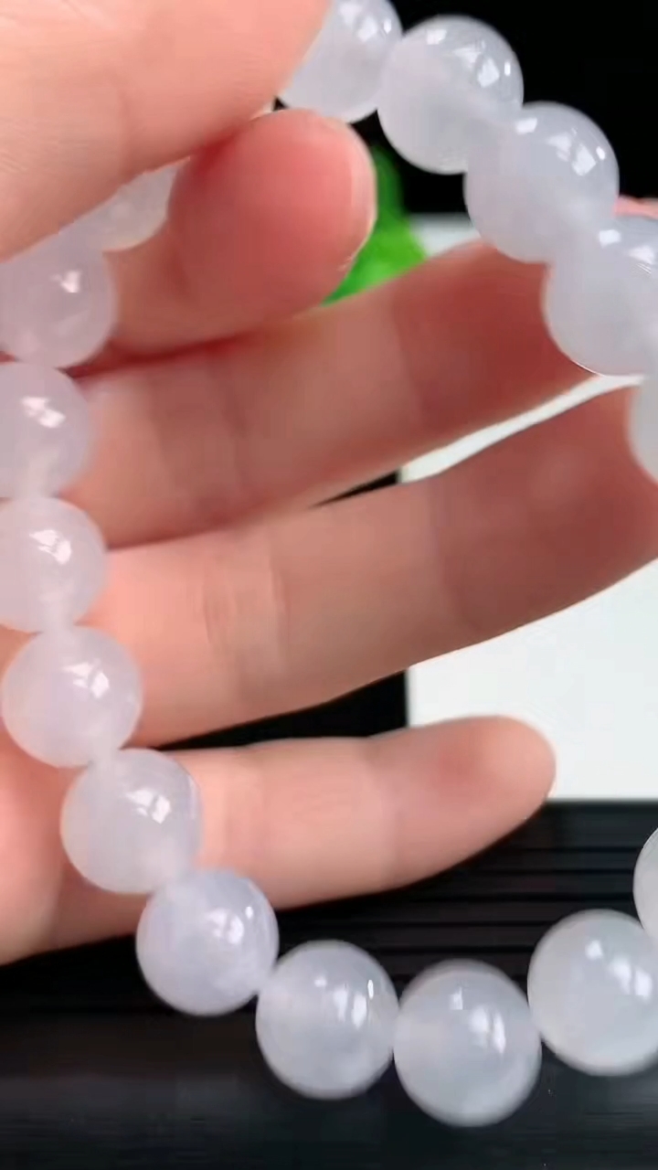 天然A货翡翠圆珠手串尺寸9.9-19颗重量:33.43g4月7日
工厂直销收藏佳品,种好水足，色泽均匀，有种有色，上手高大气！