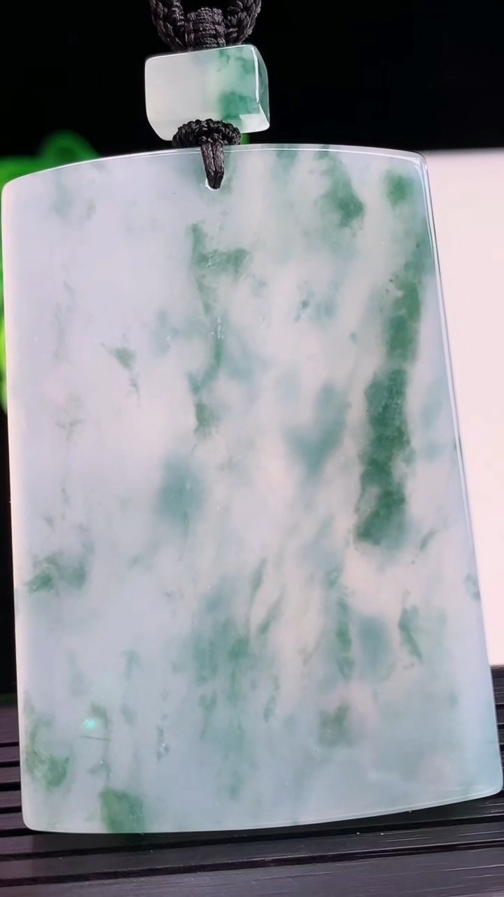 天然A货翡翠种飘花无事牌吊坠尺寸59.3-40.9-5.3重量:48.10g
4月7日