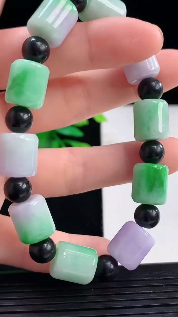 天然A货翡翠春带彩紫罗兰路路通手串尺寸12-10.6重量:36.12g4月7日
工厂直销收藏佳品,种好水足，色泽均匀，有种有色，上手高大气！