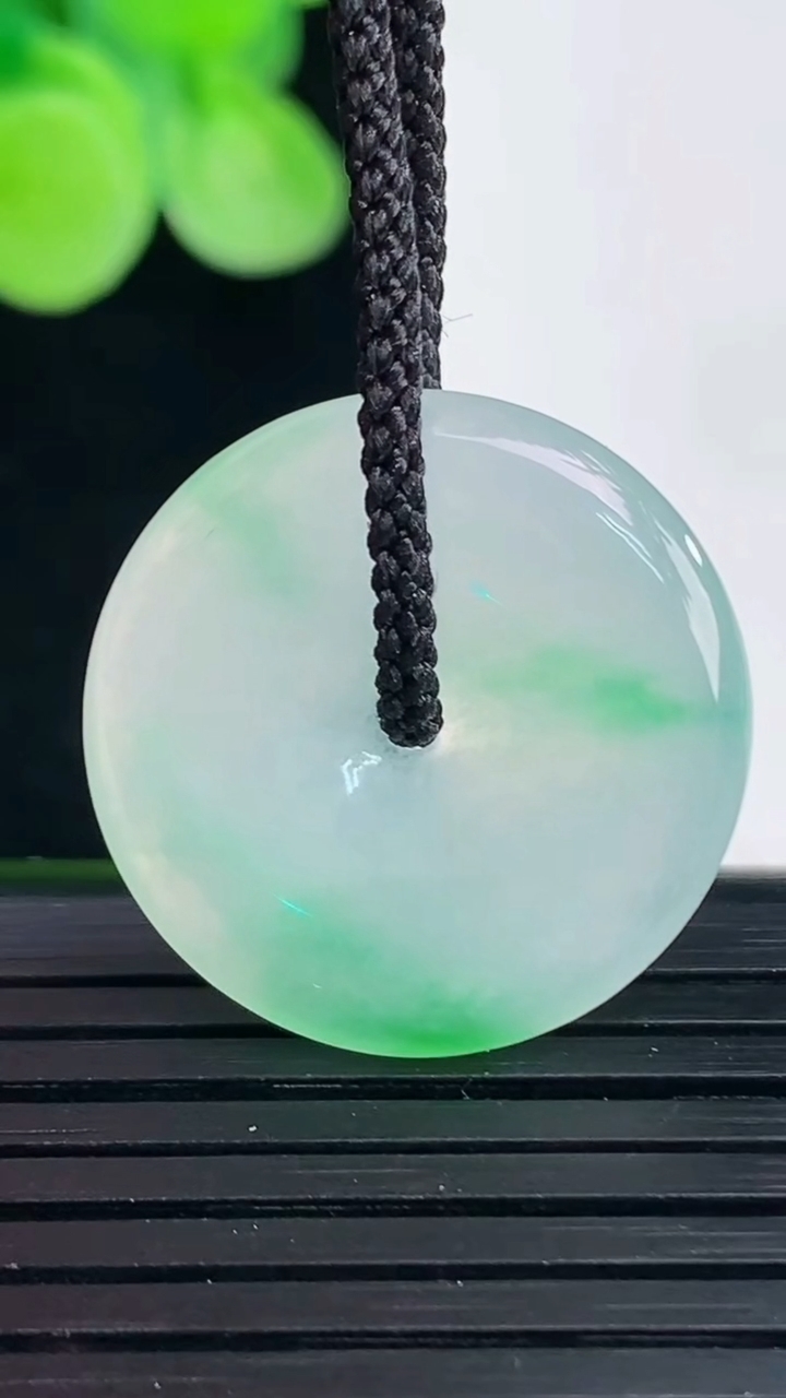 天然A货翡翠平安扣吊坠尺寸23-3.6重量:4.25g
4月7日