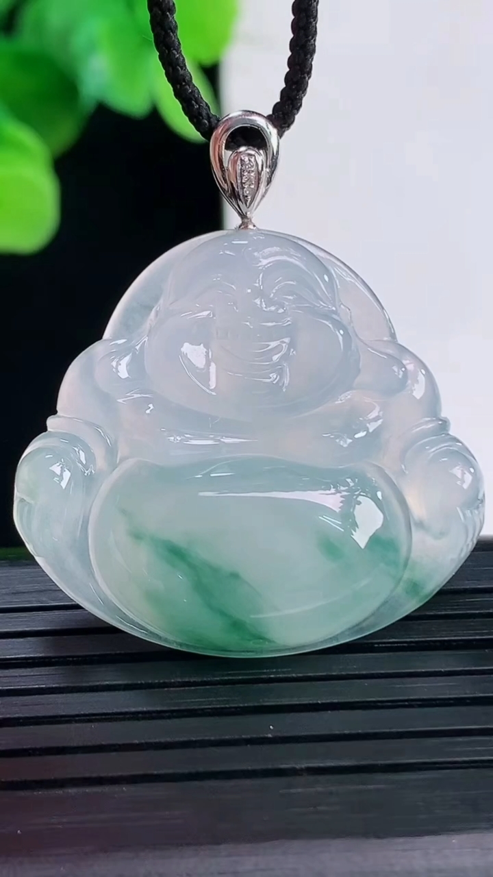 天然A货翡翠种飘花佛公吊坠尺寸30.7-33.8-6.2重量:10.56g
4月7日