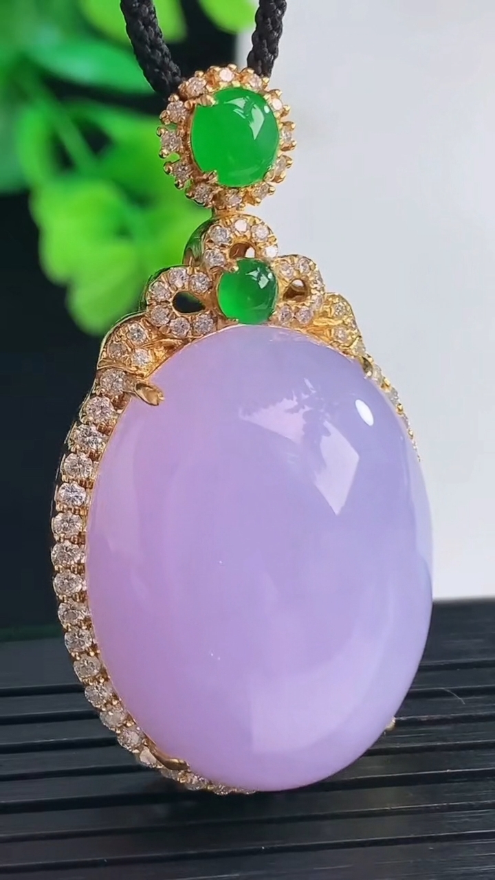 天然A货翡翠18K金紫罗兰蛋面吊坠尺寸46.3-25.5-17.1裸石29.1-22.3重量:19.54g
4月7日