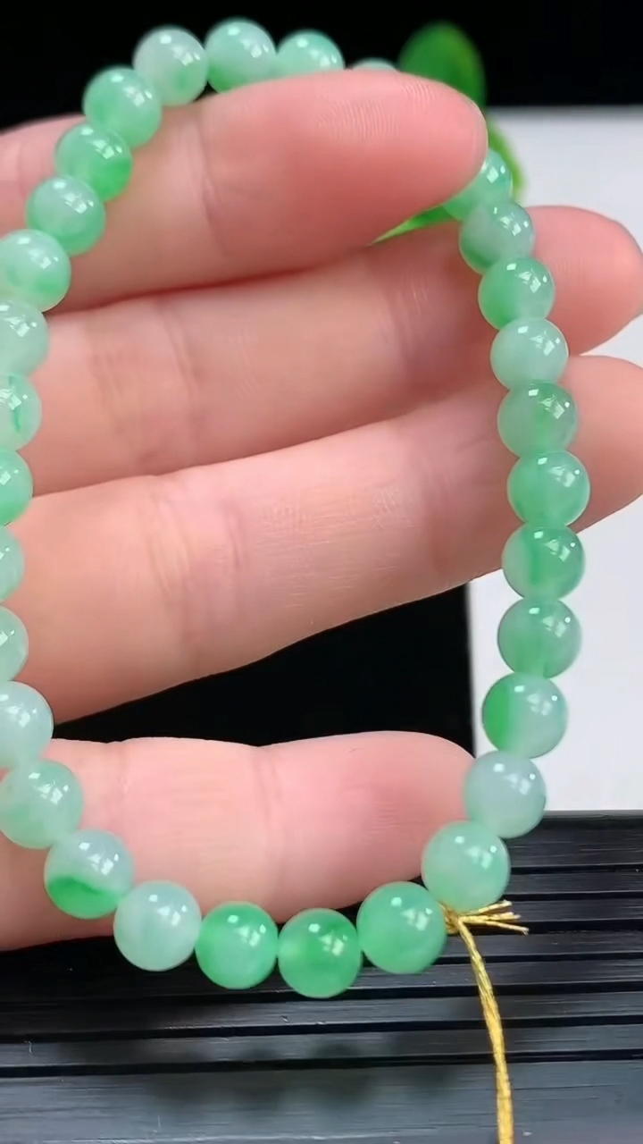 天然A货翡翠圆珠手串尺寸5.5-32颗重量:9.60g4月7日
工厂直销收藏佳品,种好水足，色泽均匀，有种有色，上手高大气！