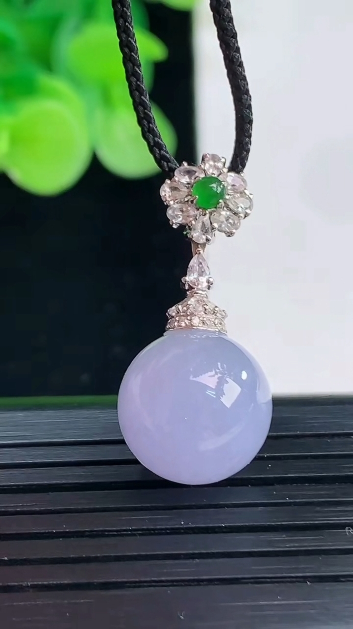 天然A货翡翠18K金紫罗兰圆珠吊坠尺寸27-12.4重量:4.91g
4月7日