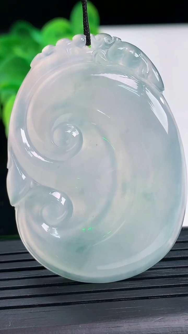 天然A货翡翠飘花如意吊坠尺寸53.7-38.8-5.7重量:23.25g
4月7日