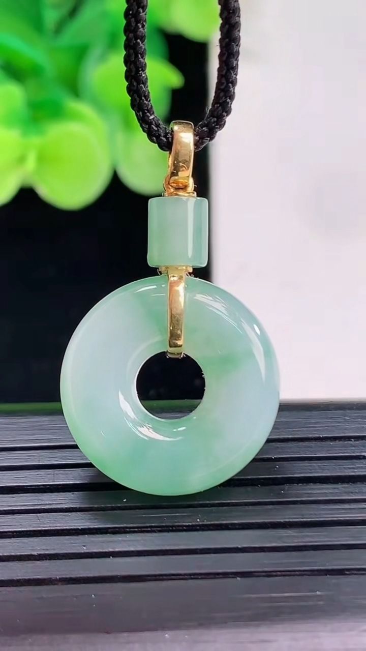 天然A货翡翠18K金飘花平安环吊坠尺寸26.2-19.2-5.7重量:5.36g
4月7日