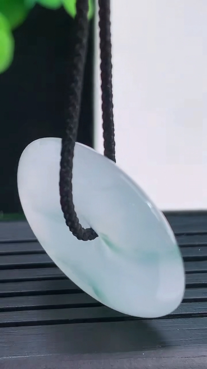 天然A货翡翠种飘花平安扣吊坠尺寸27-5.5重量:8.65g
4月7日