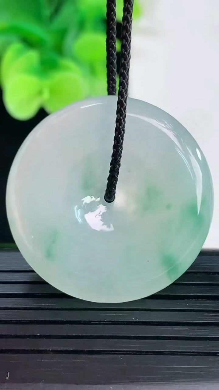 天然A货翡翠冰种飘花平安扣吊坠尺寸32.1-5.5重量:12.46g
4月7日