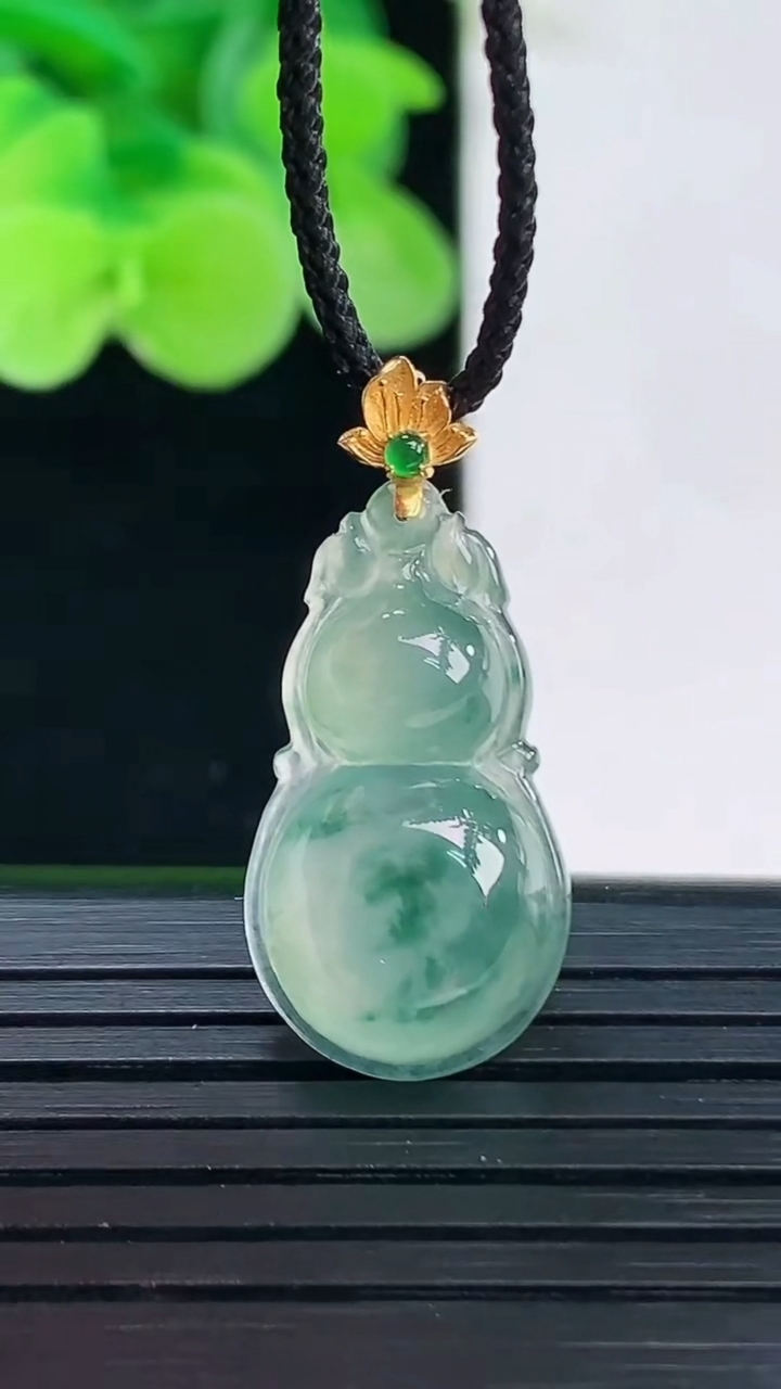 天然A货翡翠种飘花葫芦吊坠尺寸27.5-12.6-5.5重量:2.49g
4月7日
