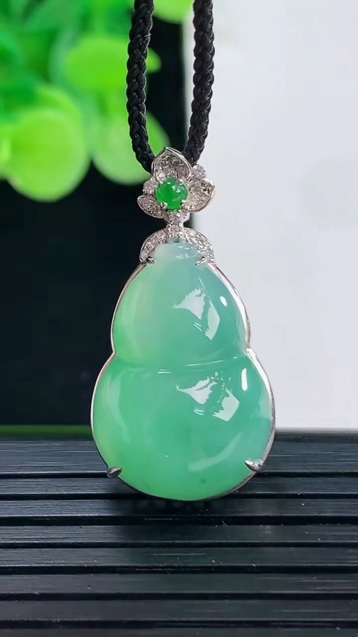 天然A货翡翠葫芦吊坠尺寸29.6-21-15.5-10重量:4.52g
4月7日