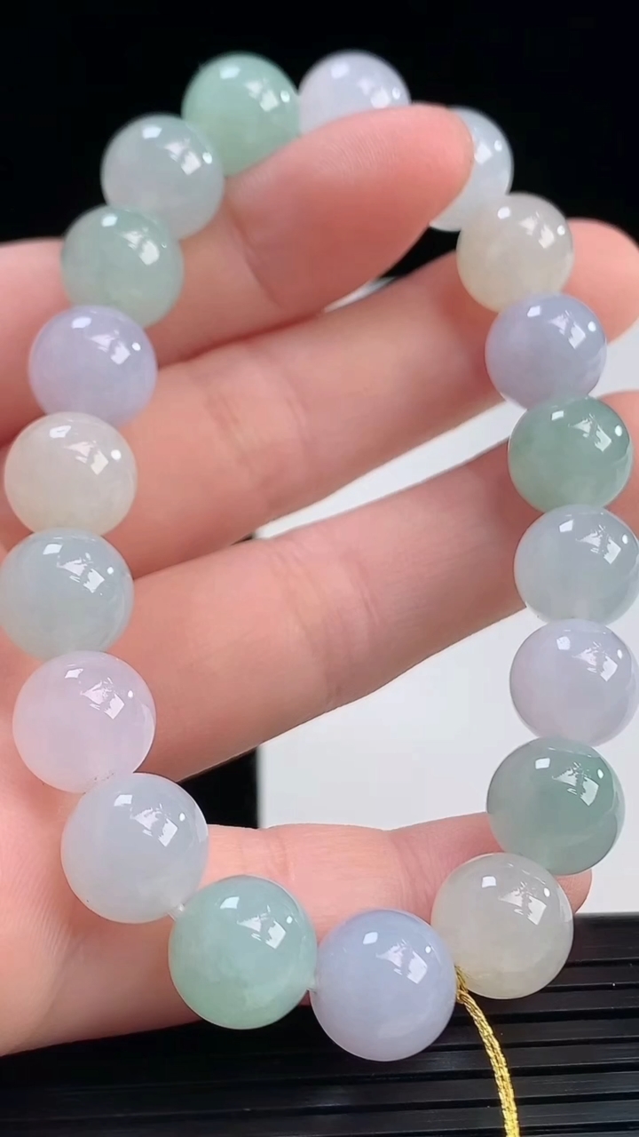 天然A货翡翠三彩圆珠手串尺寸9.7-19颗重量:32.52g4月7日
工厂直销收藏佳品,种好水足，色