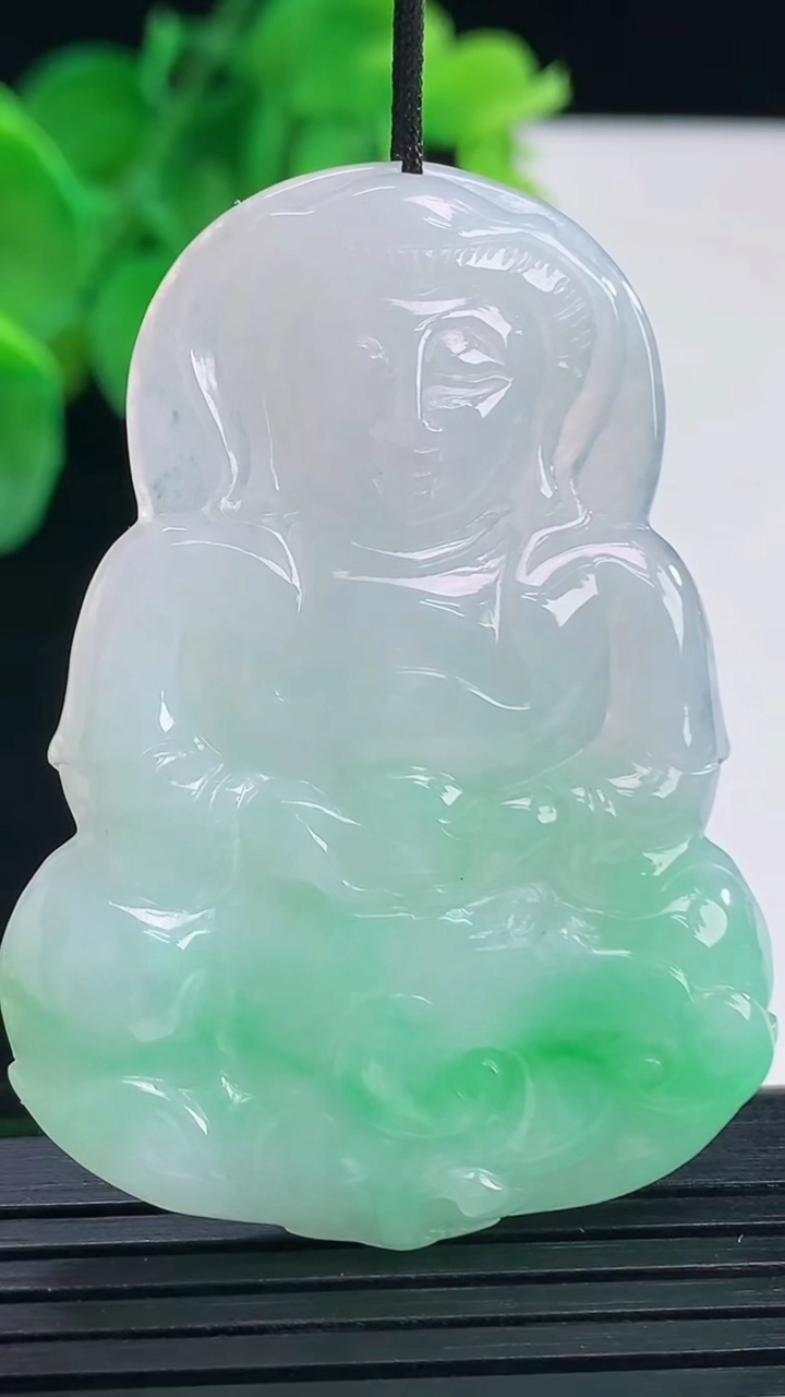 天然A货翡翠观音菩萨吊坠尺寸52-38-5.4重量:18.74g
4月7日