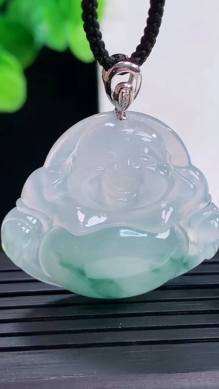 天然A货翡翠种飘花佛公吊坠尺寸30.7-33.8-6.2重量:10.56g
4月7日