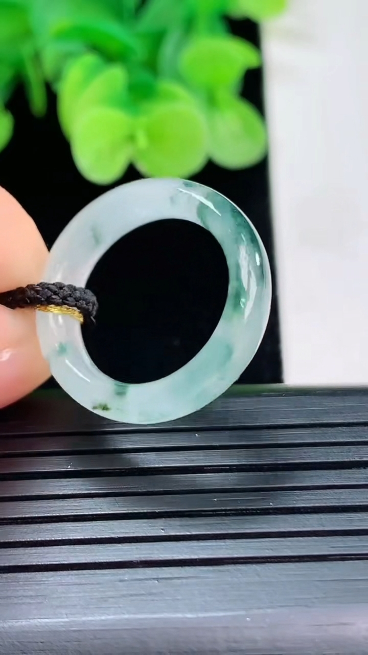 天然A货翡翠冰种飘花指环戒指尺寸16.7-5.3-3.4重量:3.35g2026年4月7日
工厂直销收藏佳品,种好水足，色泽均匀，有种有色，上手高大气！