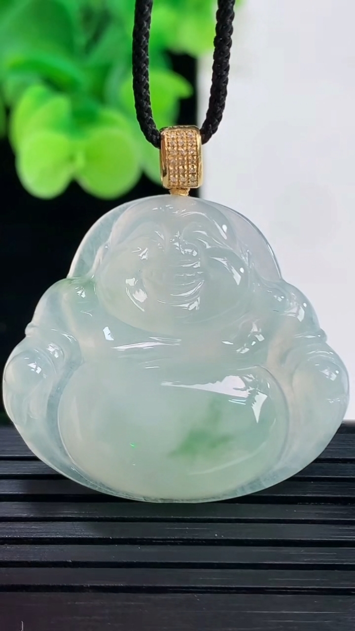 天然A货翡翠18K金飘花佛公吊坠尺寸29.8-34.4-5.8重量:9.91g
4月7日