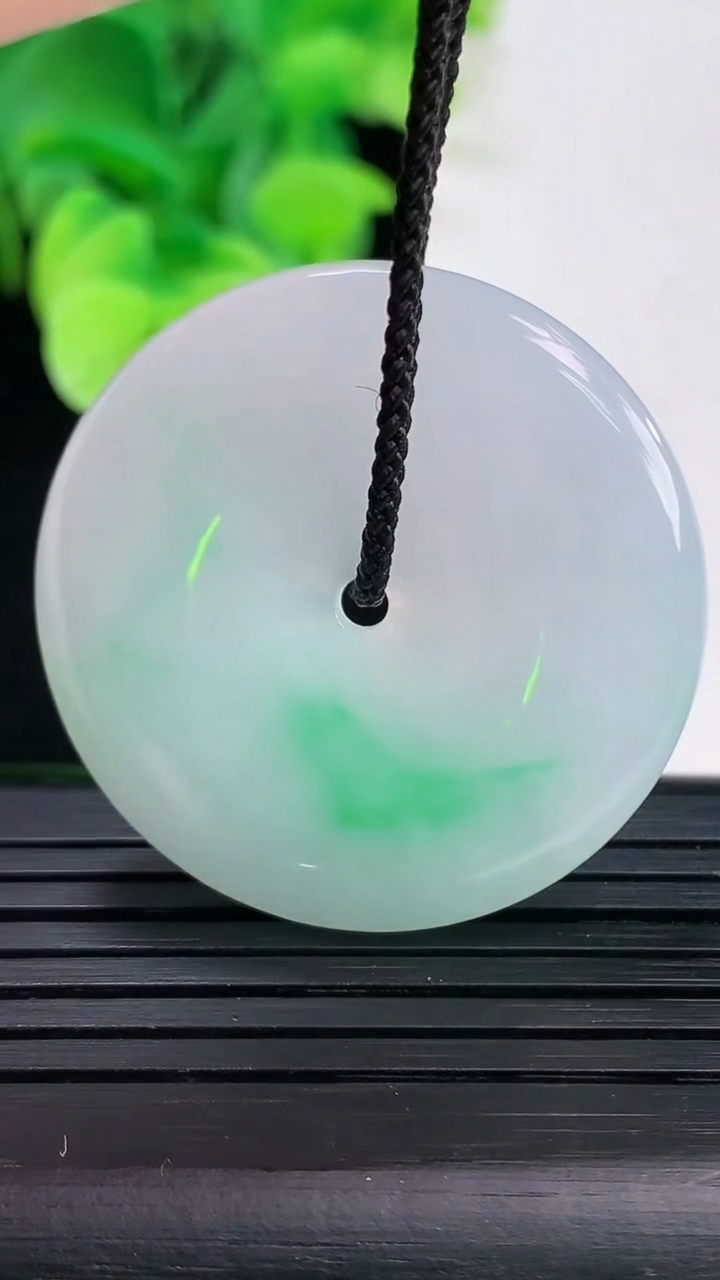 天然A货翡翠平安扣吊坠尺寸34.6-5.3重量:14.00g
4月7日