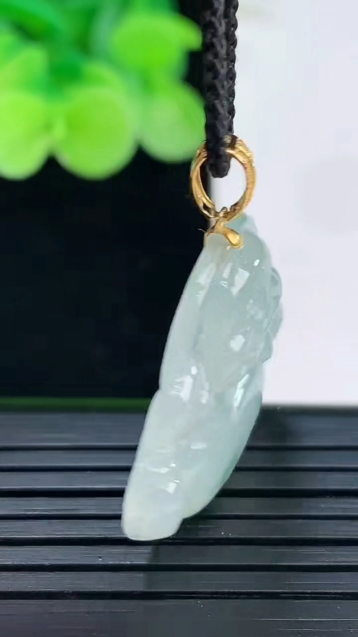 天然A货翡翠种飘花佛公吊坠尺寸25.7-27.8-5.2重量:5.89g
4月7日