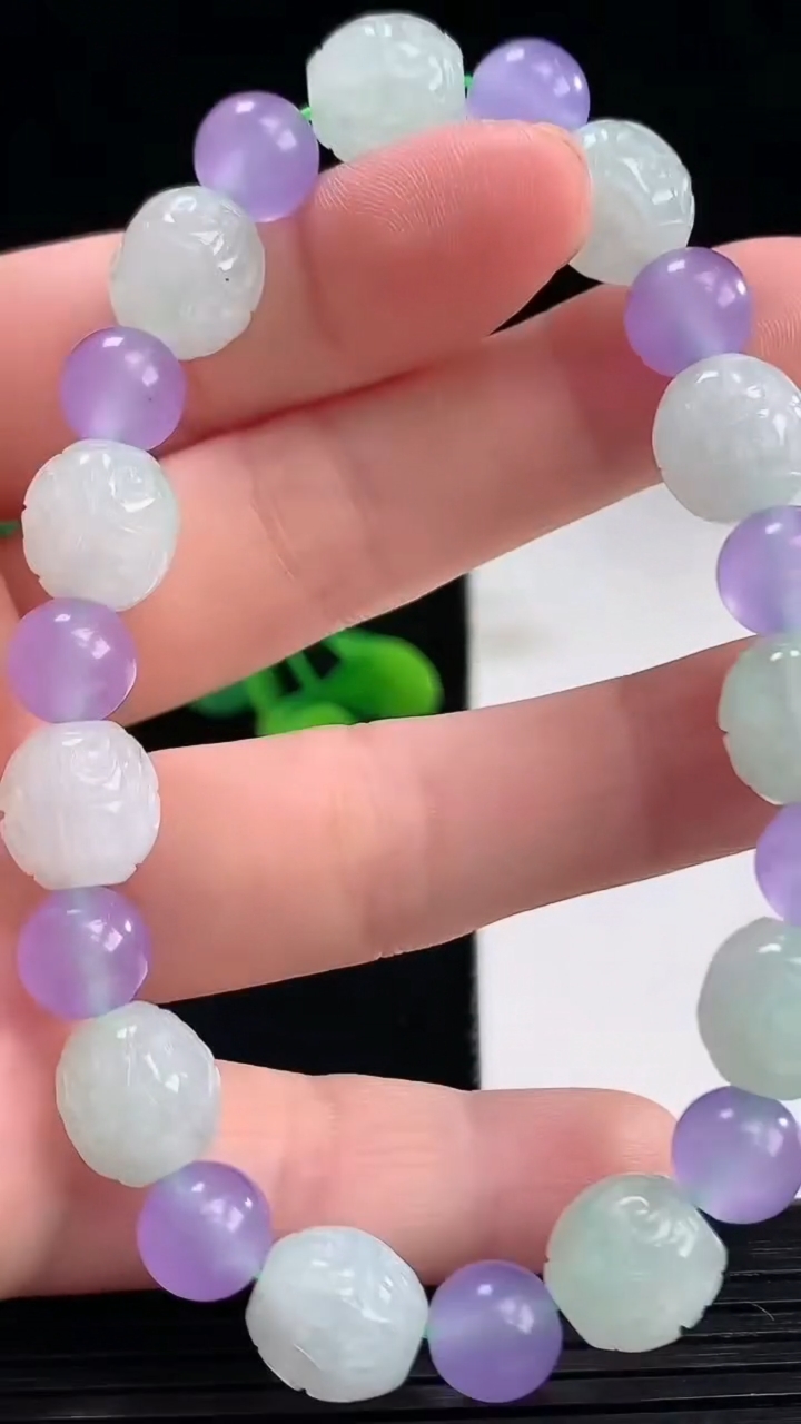 天然A货翡翠雕花路路通手串尺寸9.9-9.5重量:26.25g4月7日
工厂直销收藏佳品,种好水足，色泽均匀，有种有色，上手高大气！