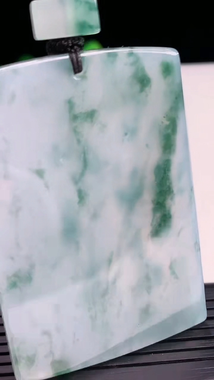 天然A货翡翠种飘花无事牌吊坠尺寸59.3-40.9-5.3重量:48.10g
4月7日