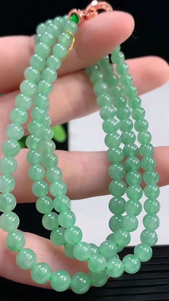 天然A货翡翠圆珠项链尺寸4.3-115颗重量:25.18g
4月7日