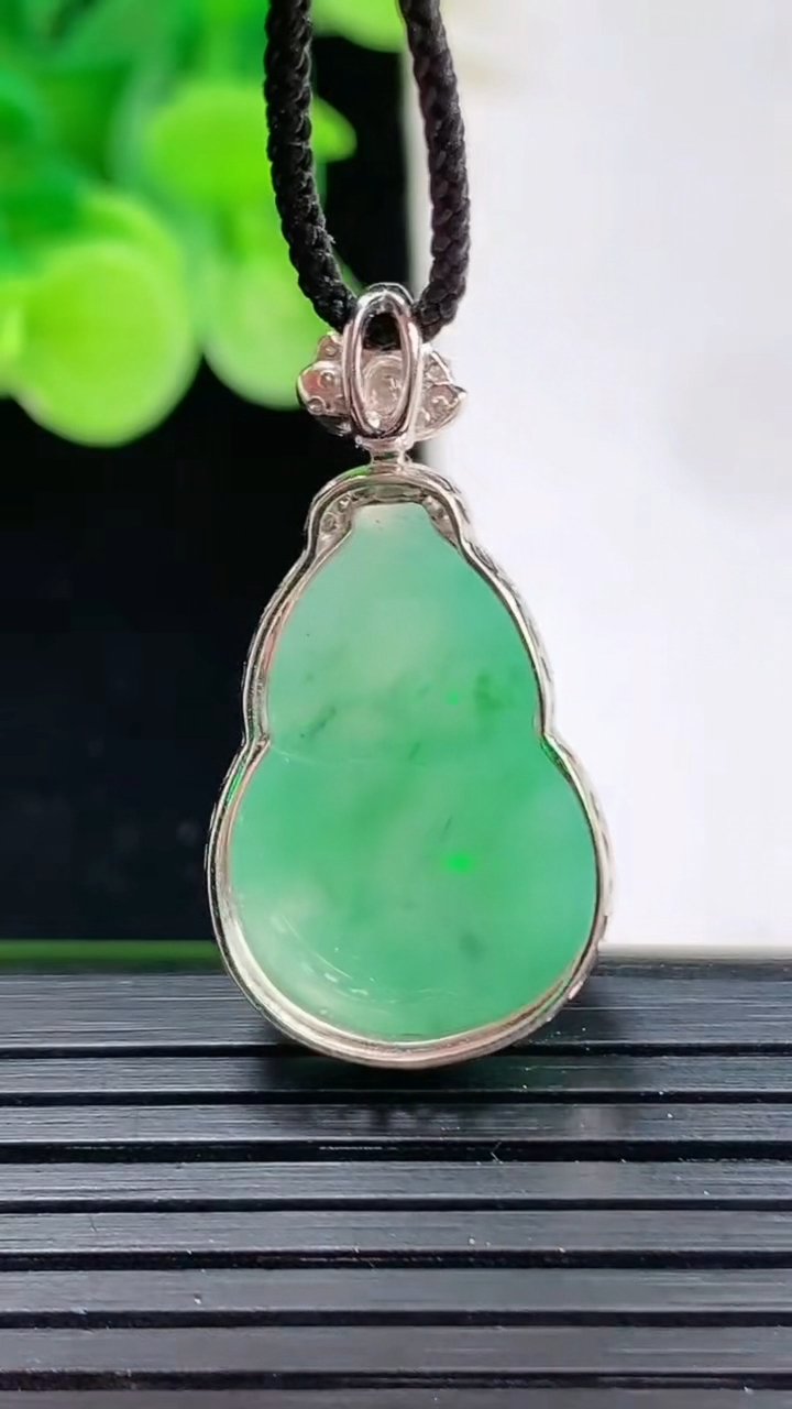 天然A货翡翠葫芦吊坠尺寸29.6-21-15.5-10重量:4.52g
4月7日