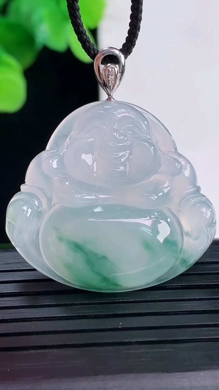 天然A货翡翠种飘花佛公吊坠尺寸30.7-33.8-6.2重量:10.56g
4月7日