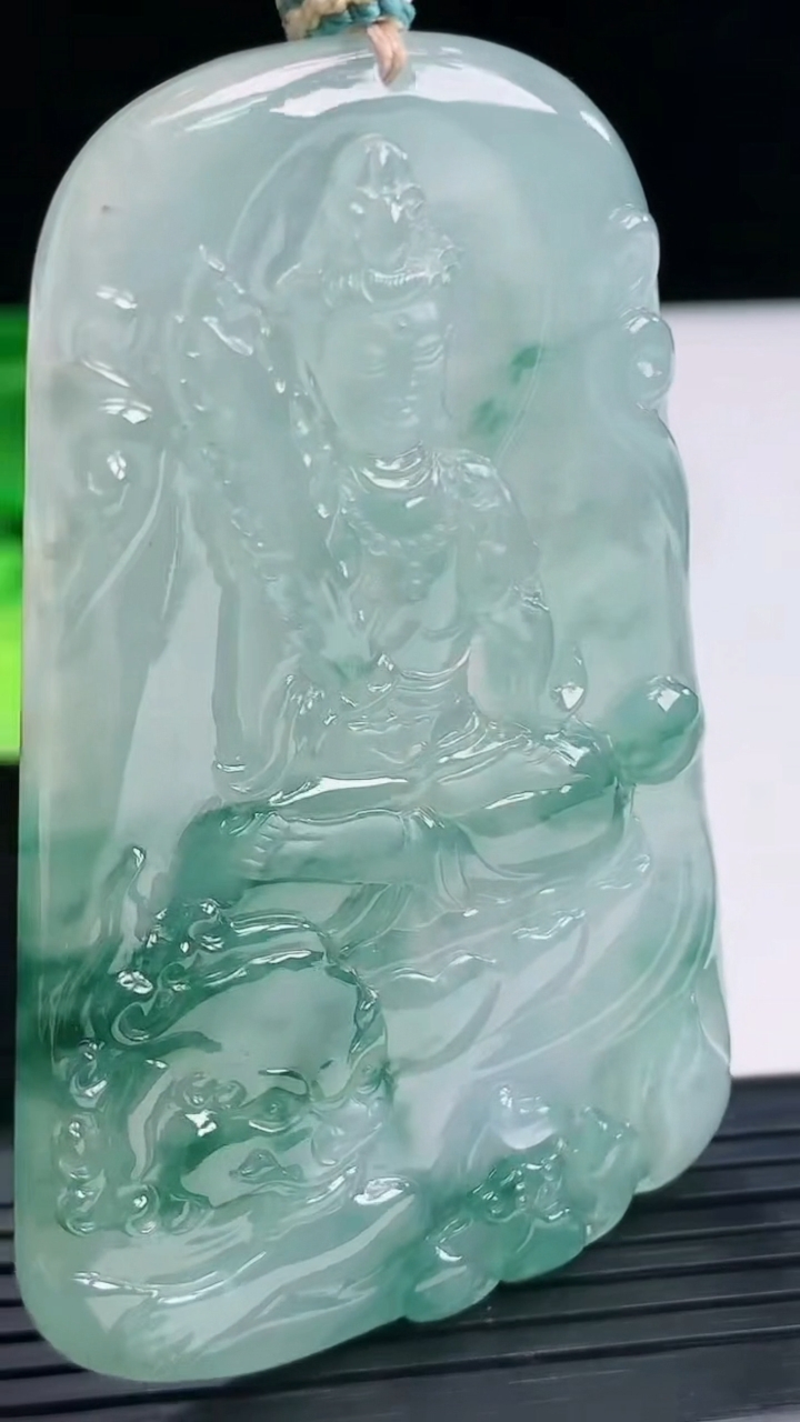 天然A货翡翠种飘花文殊菩萨吊坠尺寸68.7-44.2-6重量:45.99g
4月7日