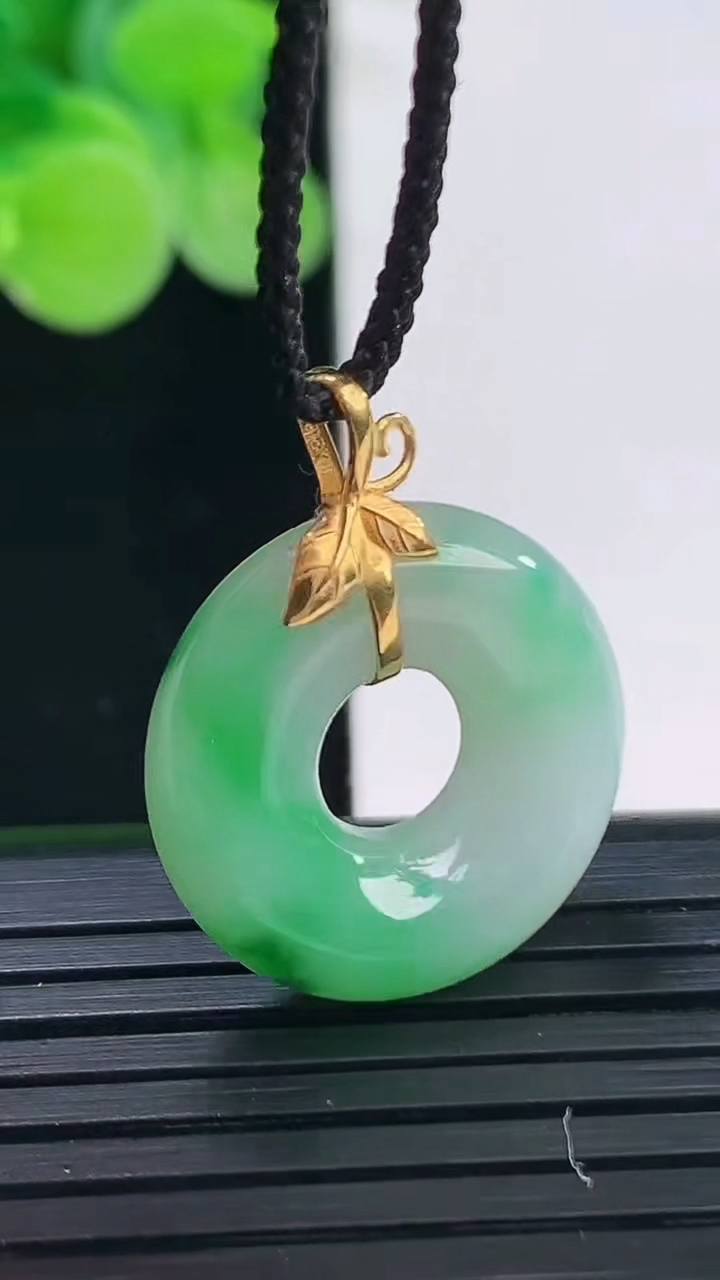 天然A货翡翠平安环吊坠尺寸19.5-5.3重量:4.26g
4月7日