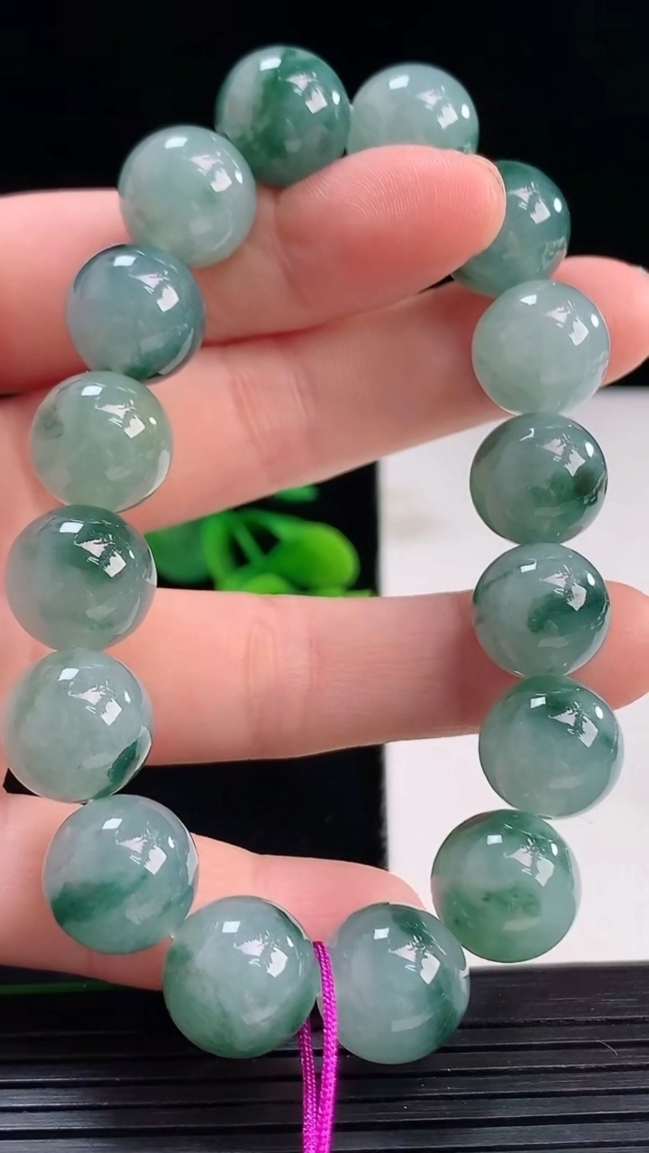 天然A货翡翠飘花圆珠手串尺寸12.3-16颗重量:52.11g4月7日
工厂直销收藏佳品,种好水足，色泽均匀，有种有色，上手高大气！