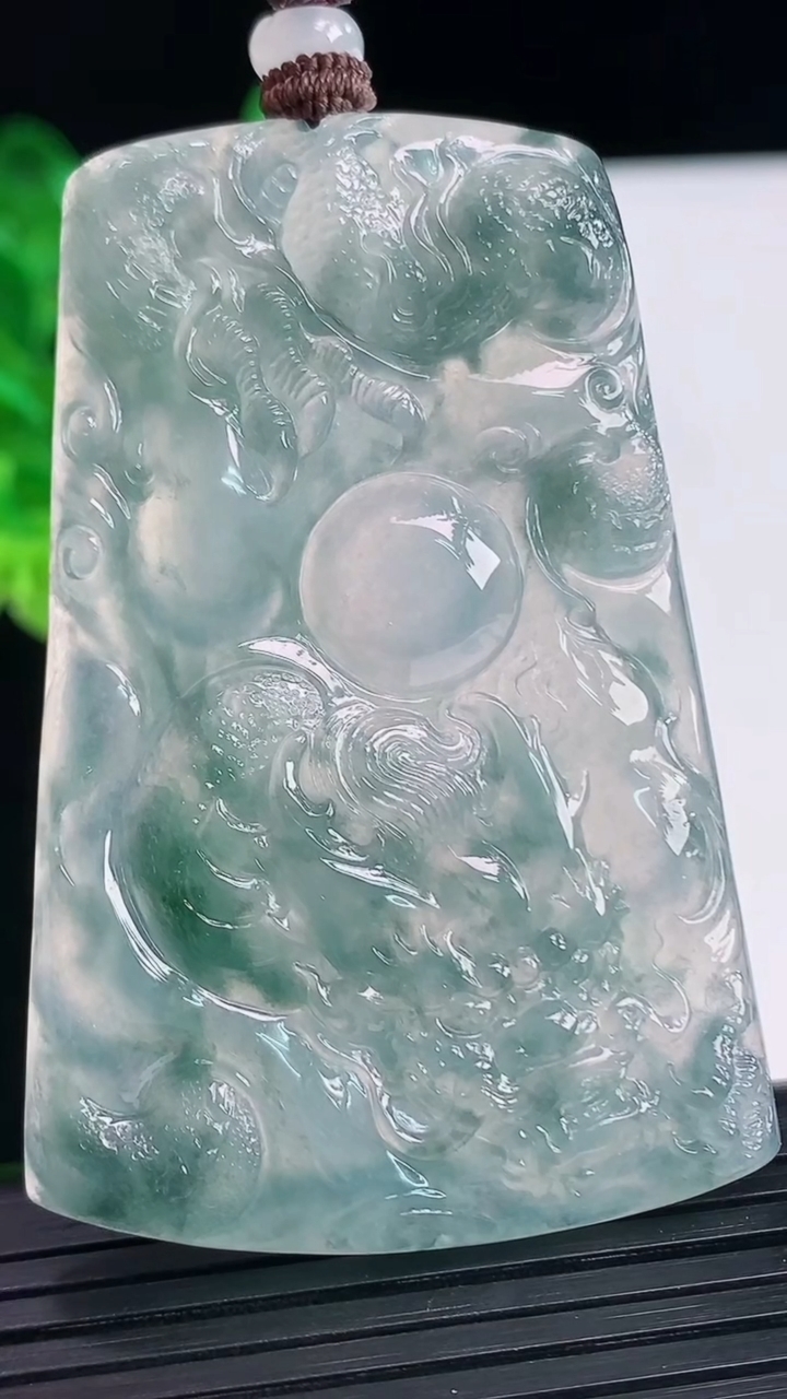 天然A货翡翠种飘花龙牌吊坠尺寸59.9-39.3-4.8重量:33.82g
4月7日